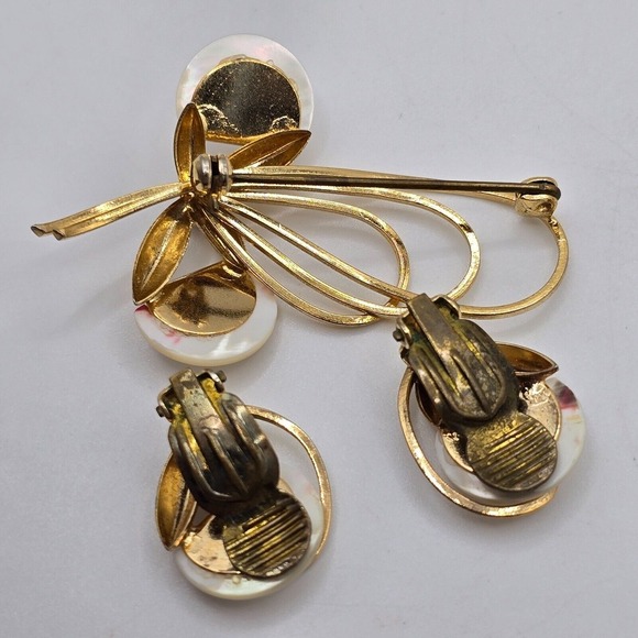 Mother of Pearl Gold Tone Brooch and Clip On Earrings‎ Womens Fashion Jewelry - Picture 6 of 10